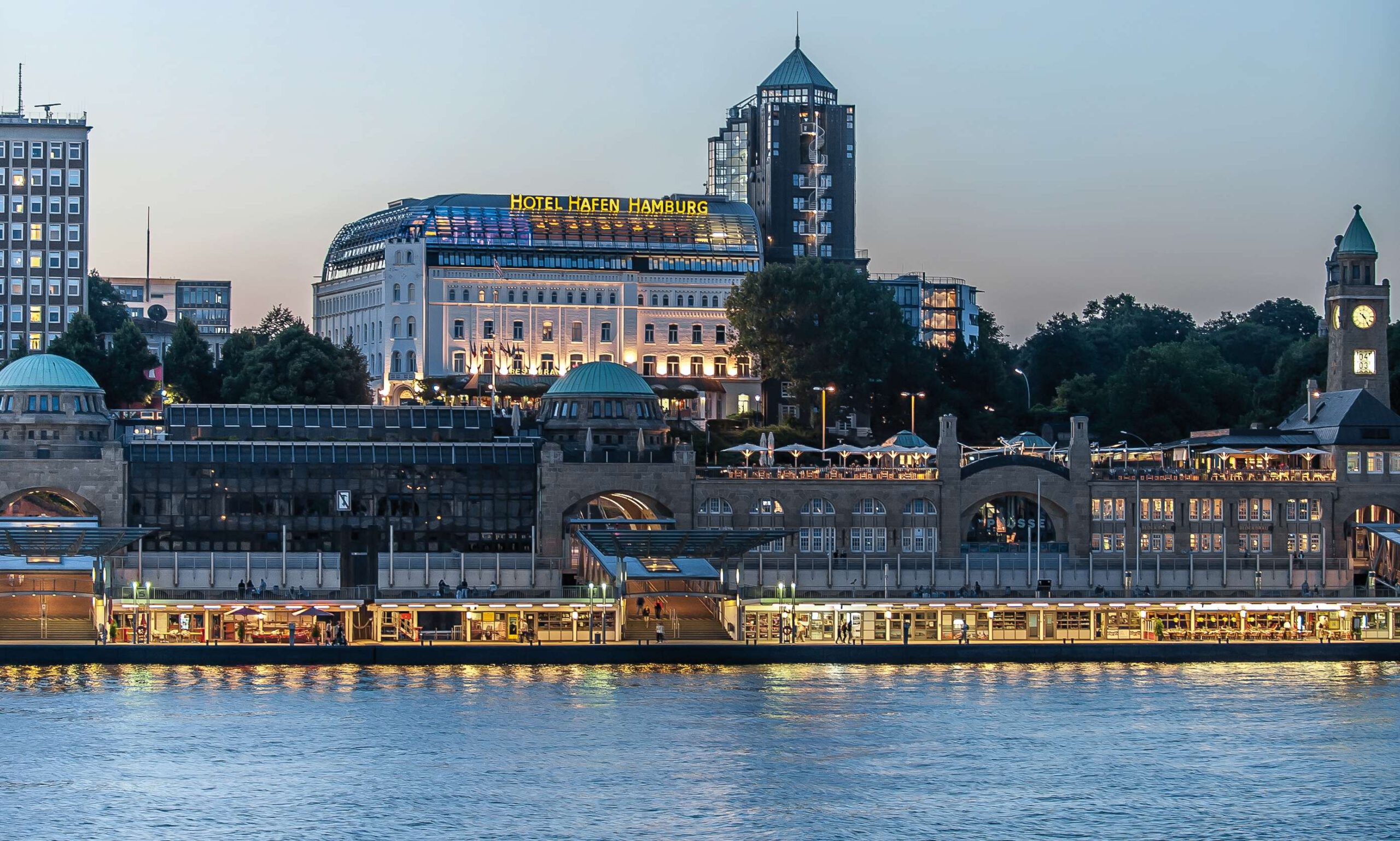 aussenansicht--abendstimmmung--hotel-hafen-hamburg-v1